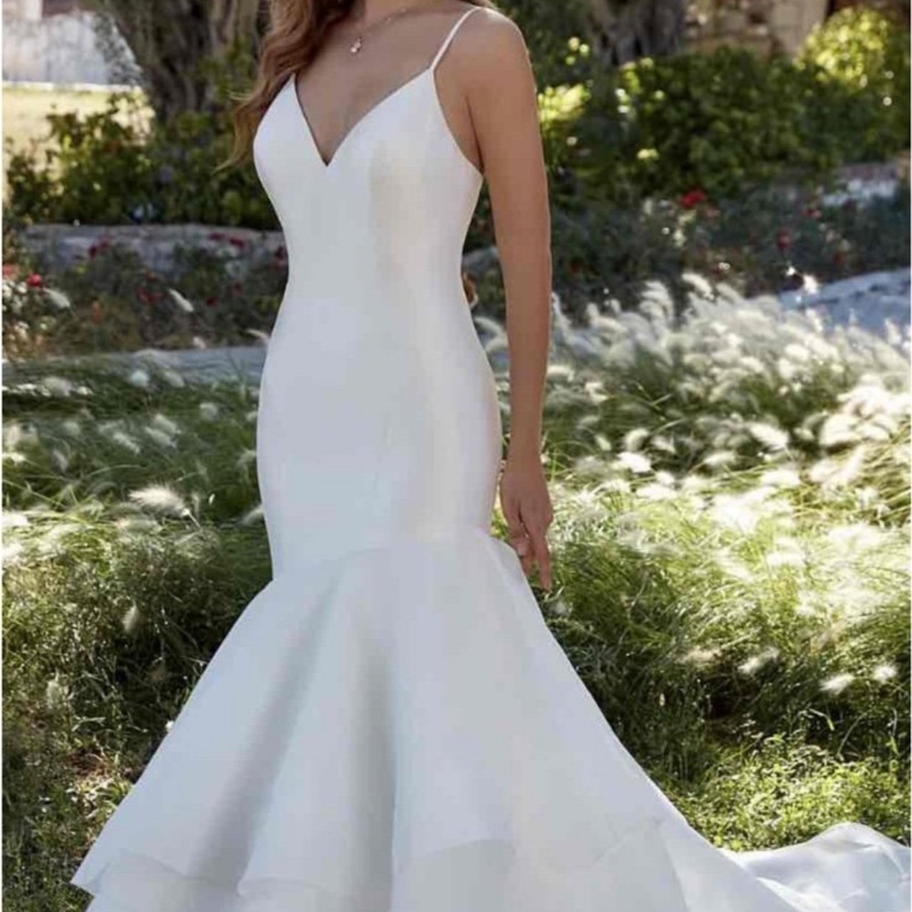 White Sleeveless V-Neck Sheath Wedding Gown